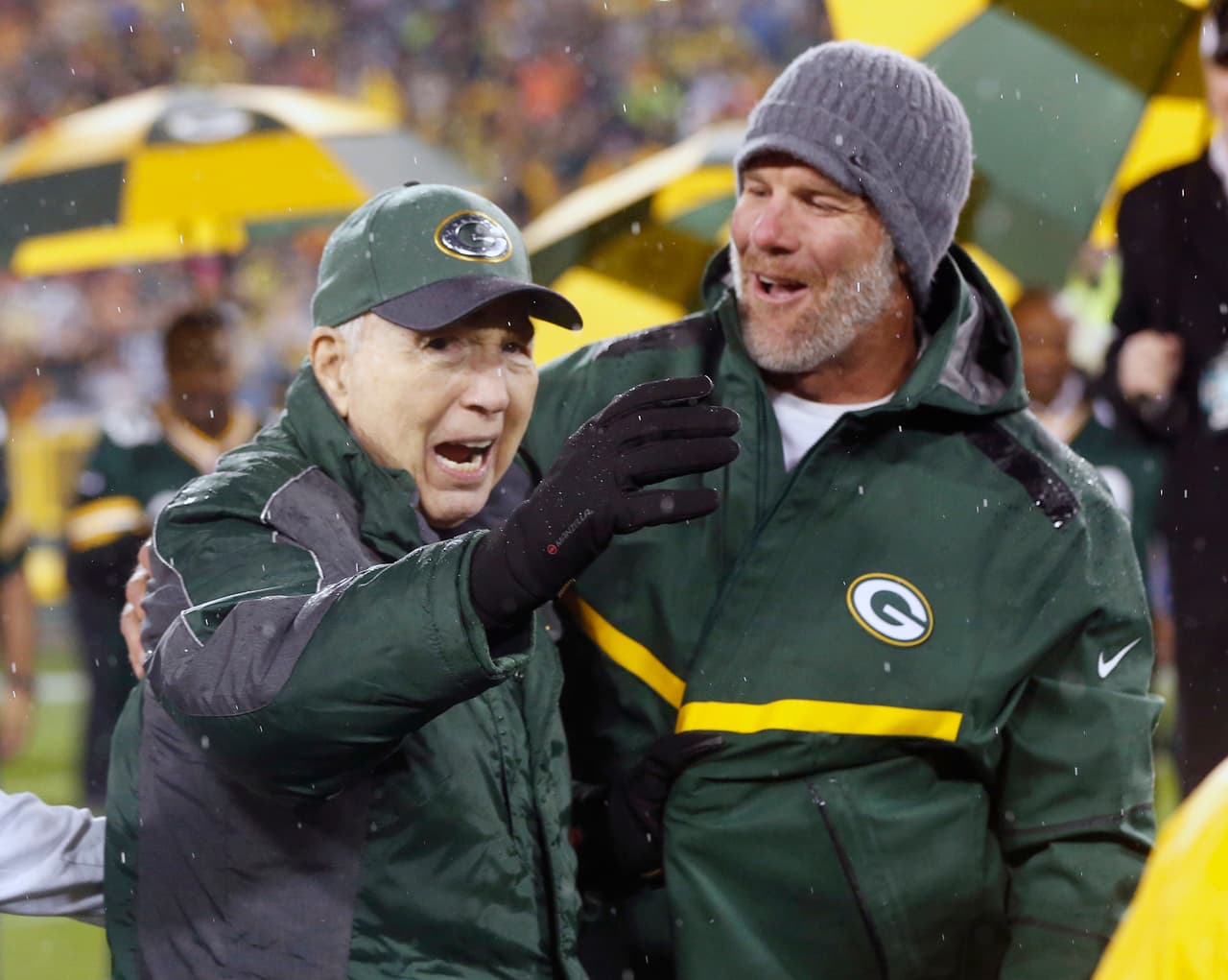 <b>Bart Starr</b>, el caballeroso quarterback y pieza clave de los poderosos equipos de los
<b>Green Bay Packers</b> dirigidos por
<b>Vince Lombardi</b> en la década de 1960s y cuya escabullida le valió el triunfo en el famoso “Ice Bowl” de 1967,
<a href="https://www.univision.com/deportes/mas-deportes/fallece-una-leyenda-de-green-bay-packers-y-miembro-del-salon-de-la-fama" target="_blank">murió el domingo. Tenía 85 años. </a>