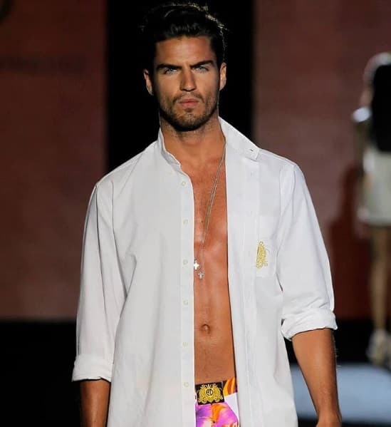 El guapo actor y modelo español que interpreta a Roberto Marañón en ‘La Embajada’ conquista y enamora a sus fanáticas con las sexys y atrevidas fotos que comparte en su cuenta de Instagram ¿Te lo vas a perder?