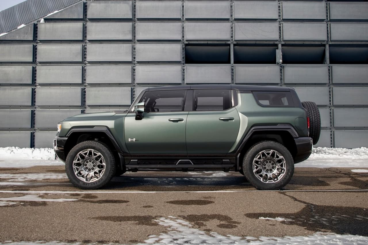 Comparado a la pickup, esta variante SUV mide 20 pulgadas menos de largo y la distancia entre sus ejes también es nueve pulgadas más corta, lo que le permite tener mejores ángulos de salida y ruptura, además de un radio de giro más cerrado.