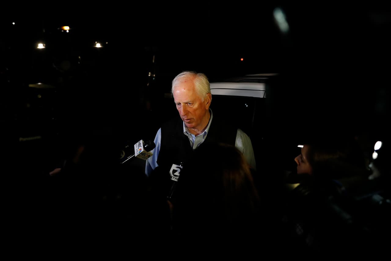 El representante demócrata Mike Thompson se presentó ante los medios para hablar de la situación en la residencia para veteranos.