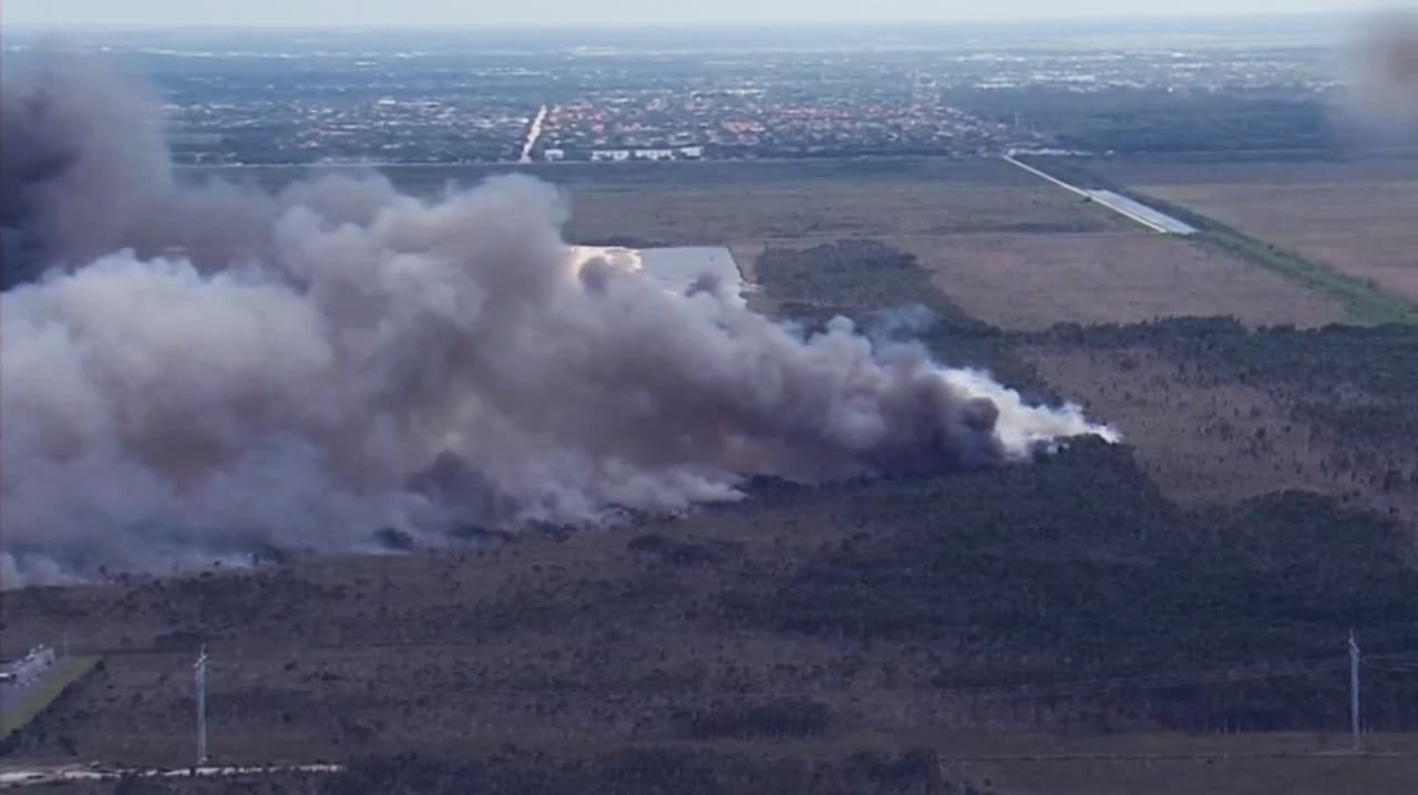 Bomberos combaten fuego de maleza en el noroeste de Miami-Dade