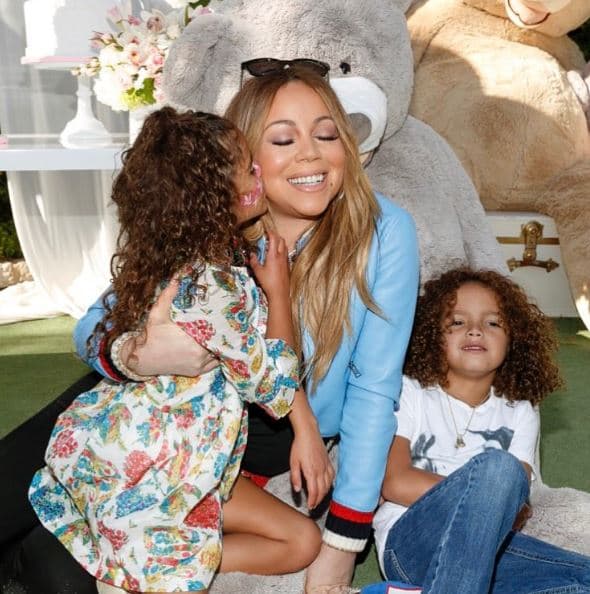 Burgues afirma que trabajó para 
<b><a href="https://www.univision.com/temas/mariah-carey">Carey</a></b> entre finales de 2017 y principios de 2018. Fue la niñera de los dos hijos de la cantante, 
<b><a href="https://www.univision.com/entretenimiento/chismes/los-hijos-de-mariah-carey-se-llaman-moroccan-y-monroe">Moroccan y Monroe</a></b>, ocho años.
<br>
