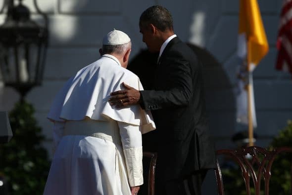Como a un amigo, Obama toma a Francisco de su brazo derecho, al final de la ceremonia de bienvenida.