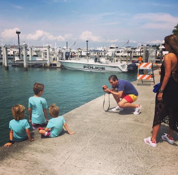 Juntos como familia comparten viajes a la playa.