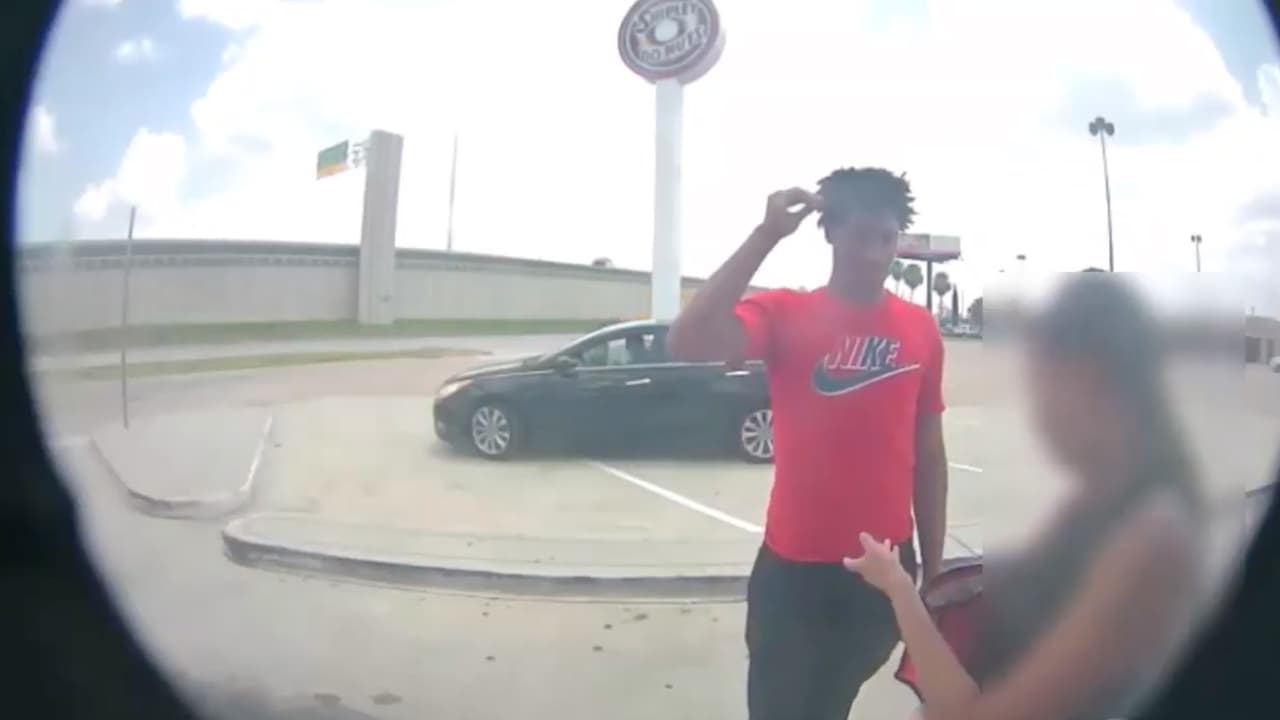 Fingiendo una charla, le roban el bolso a una mujer en el noroeste de Houston