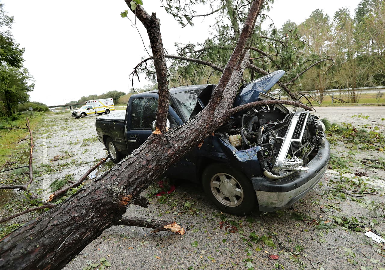 Un árbol cayó sobre una camioneta en Savannah, Georgia, el 8 de octubre.