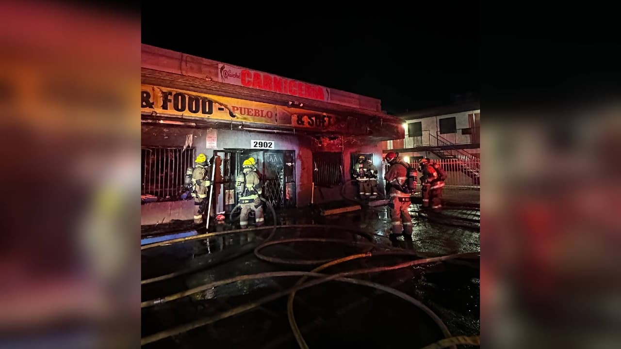 El hecho se reportó justo antes de las 2:30 a.m., después de que un transeúnte notó humo saliendo del negocio y llamó al 911.