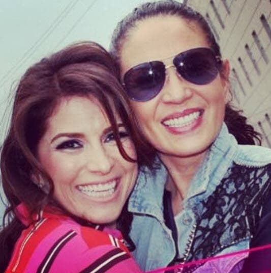 También trabajó unos meses como presentadora del programa de televisión ‘Netas divinas’. Sin embargo, renunció para estar de tiempo completo con su hija y esposo en Los Ángeles, California.