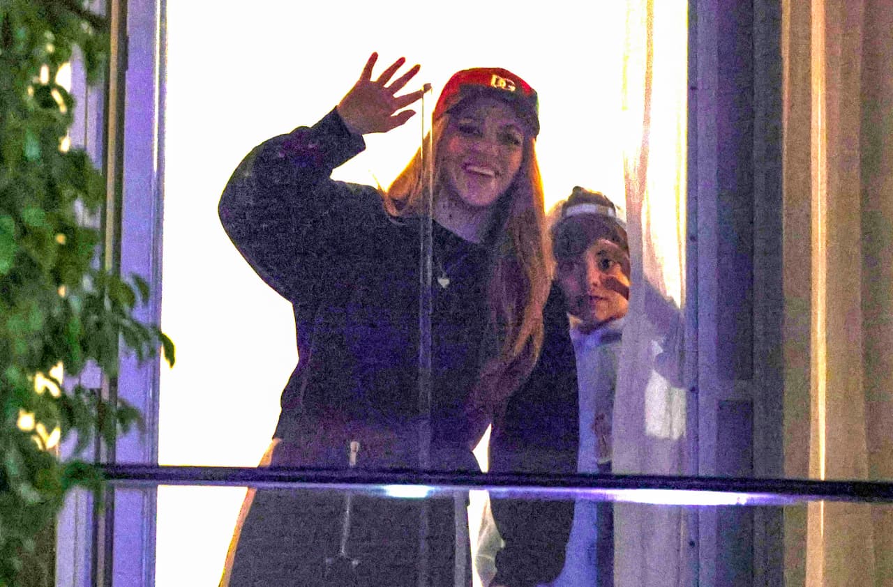 Su hijo mayor, Milan, mostró que estaba al pendiente de los seguidores de su madre y aunque no salió, veía todo detrás de la ventana.
<br>