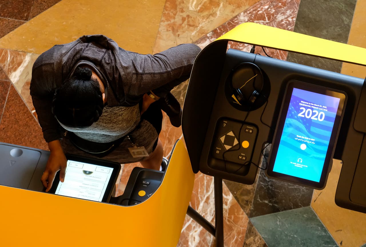 Se registraron varias fallas en máquinas y sistemas de votación durante la elección primaria en Los Ángeles que causaron a los votantes largas demoras.