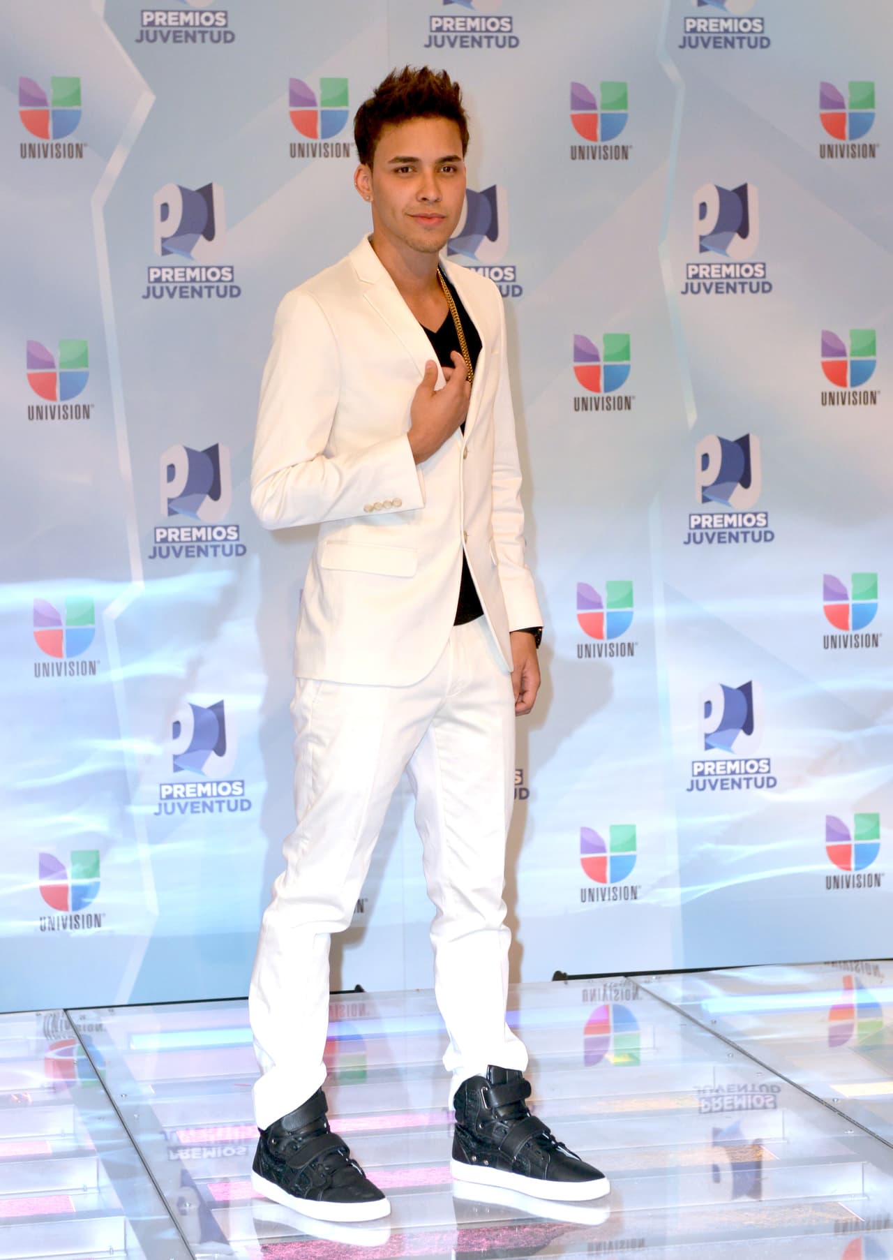 Prince Royce se presentó a la entrega de Premios Juventud 2012 con este traje blanco.