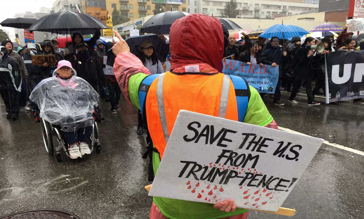 Miles de personas participan en las marchas de la 'resistencia' a Trump en Los Ángeles 