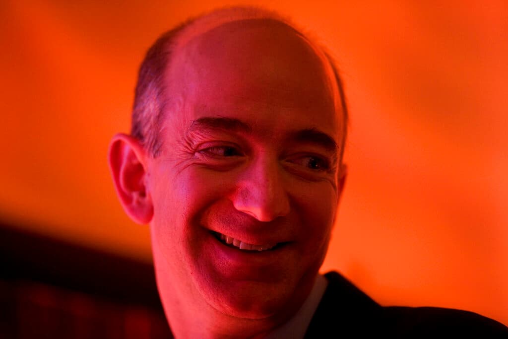 Bezos decidió pasar del negocio de los libros 
<b>a una tienda generalista online </b>bajo el principio de vender de todo y, para ello, ofrece su plataforma y visibilidad a todo tipo de negocios.
<br>
<br>En 1999 la revista Times lo nombre 
<b>Persona del Año </b>y en 2012 
<b>Fortune le elige como Empresario del Año.</b>
<br>