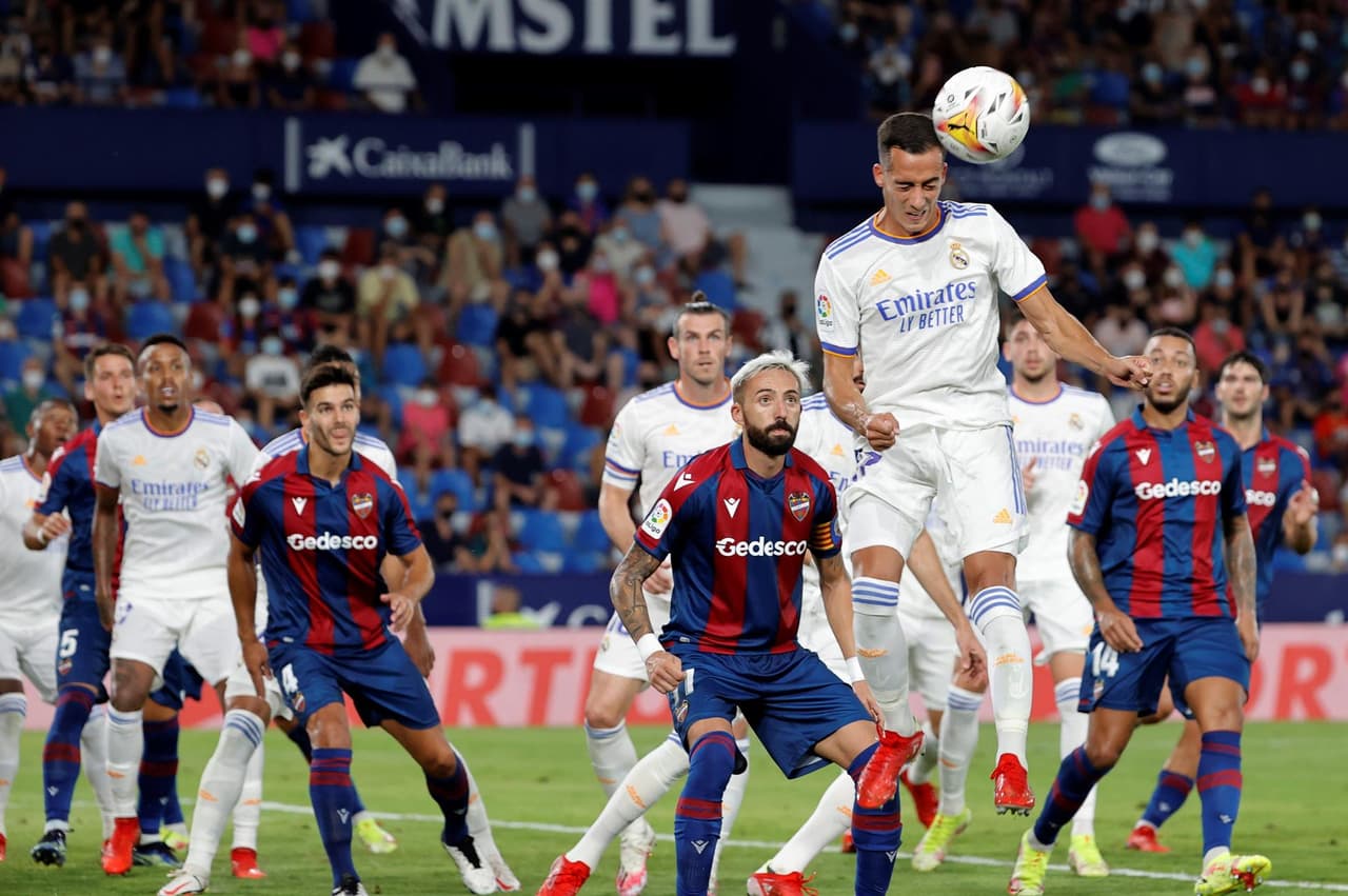 El Real Madrid logra empatar el encuentro 3-3 tras ir perdiendo ante el Levante, durante la segunda Jornada de LaLiga. Roger Marti, José Gomez Campaña y Roberto Suarez Pie fueron autores de los goles de la escuadra de los 'granotes', sin embargo, Bale y el doblete de Vinicius Jr. igualaron marcador y salvaron un punto.