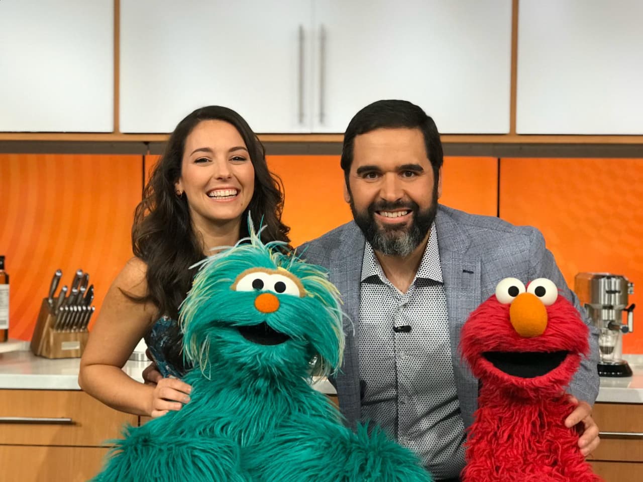 Albert también se enterneció con los personajes y pidió una foto del recuerdo.