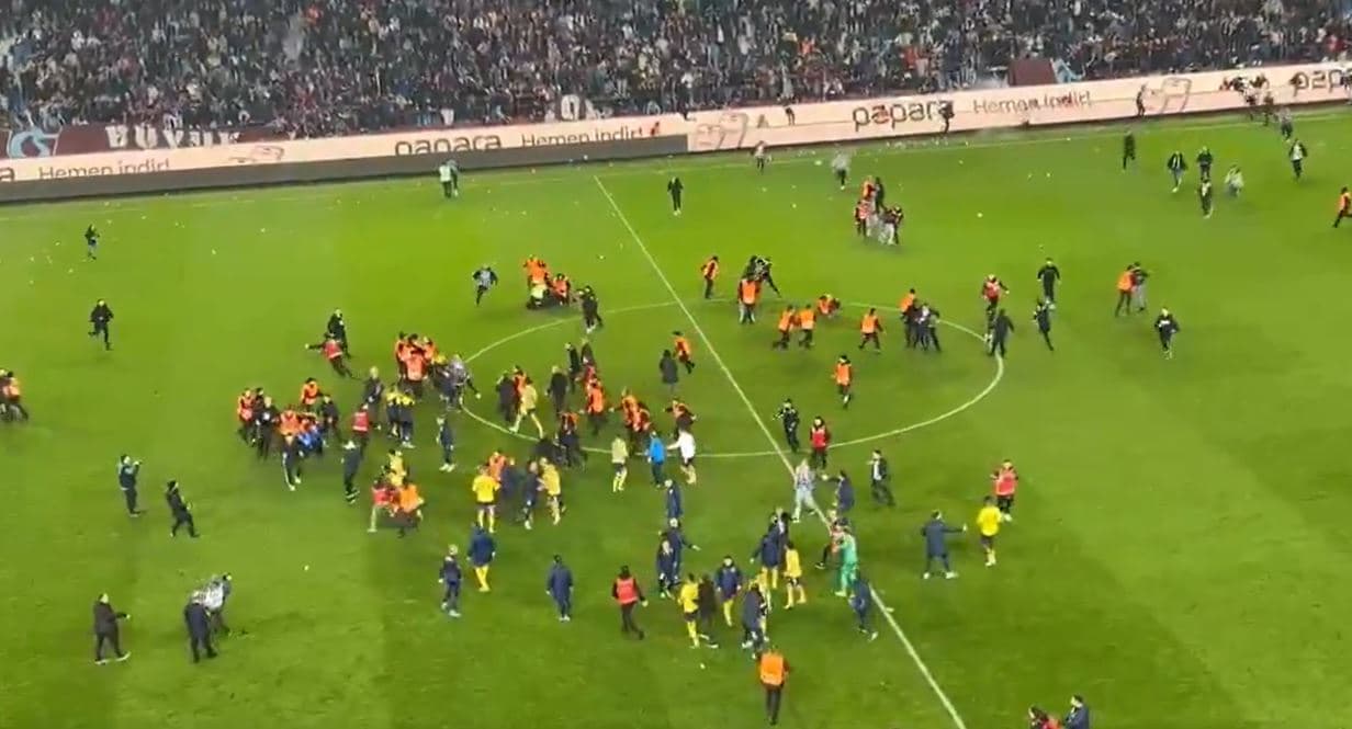 ¡Brutal! Aficionados invaden cancha y agreden a jugadores del Fenerbahce
