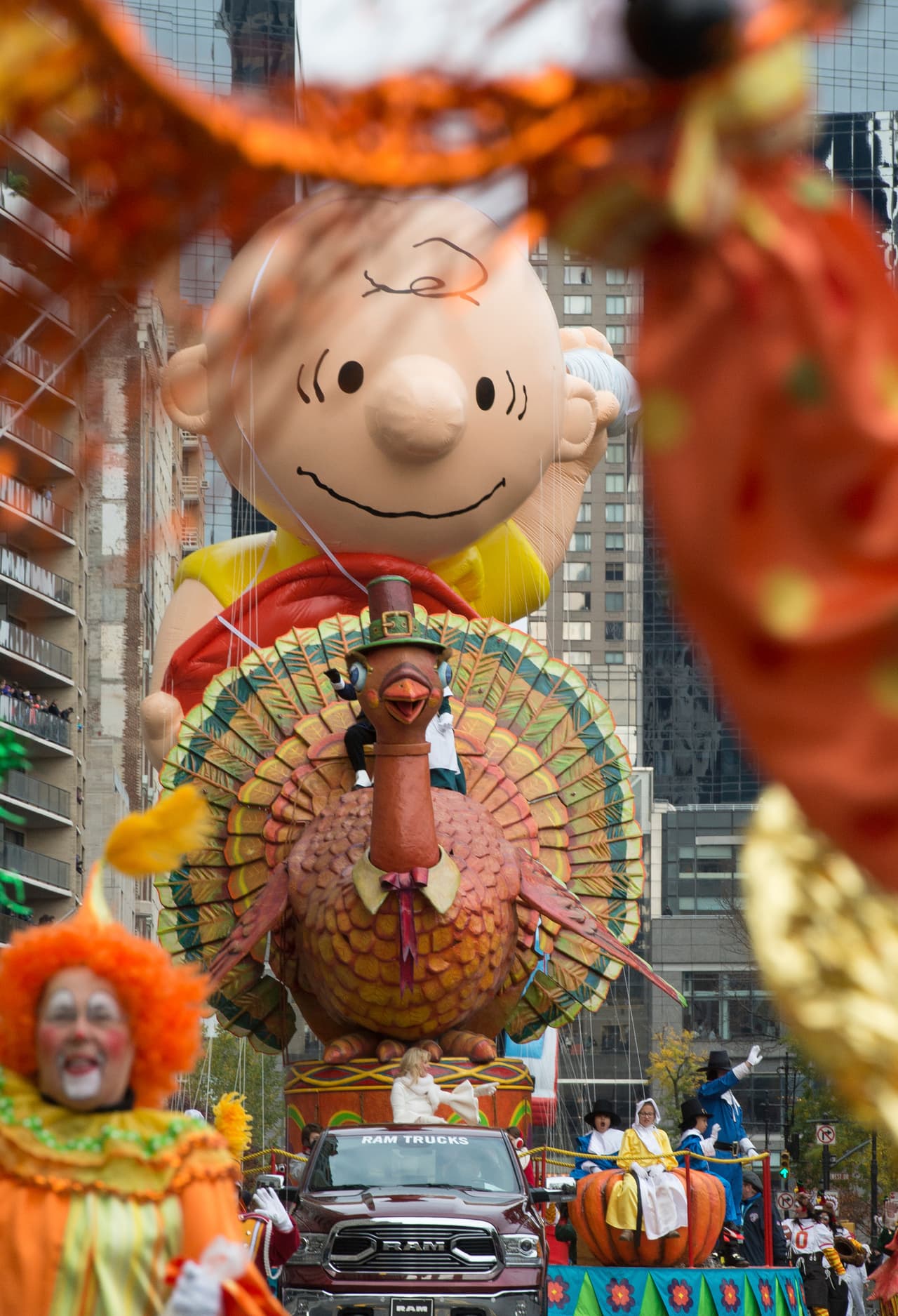 Un globo con la forma de un pavo flota junto a Charlie Brown en el sur del Central Park. 
<br>