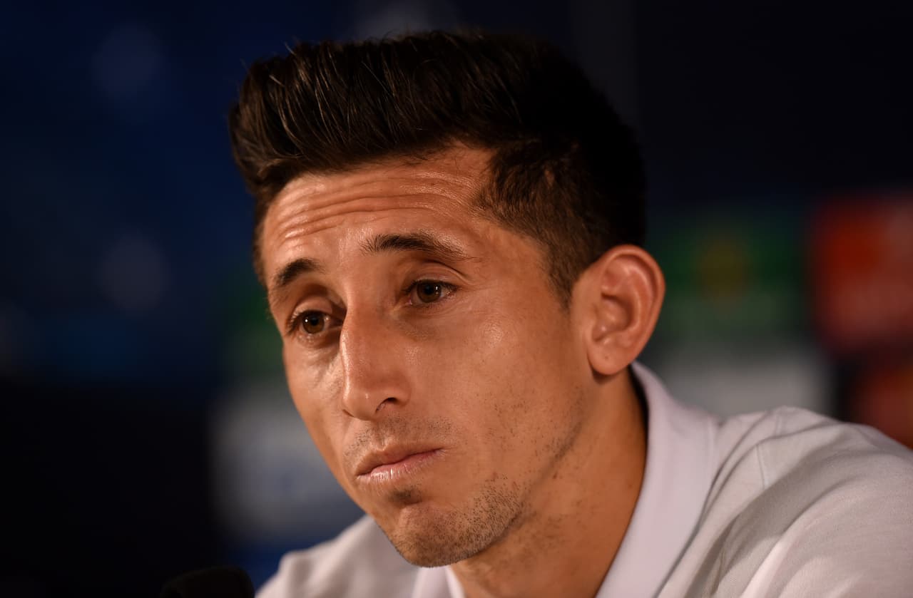 La forma del rostro del mexicano Héctor Herrera, con su gran nariz y la mezcla de unas orejas se hacen notorias y poco atractivas.