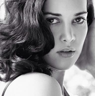 Mónica Spear fue Miss Venezuela en 2004, con 19 años de edad. Una década más tarde, la también actriz y modelo, fue asesinada junto con su marido, en un asalto en una carretera en Carabobo, Venezuela. Este macabro incidente fue presenciado por su pequeña hija y acaparó titulares internacionales por semanas.