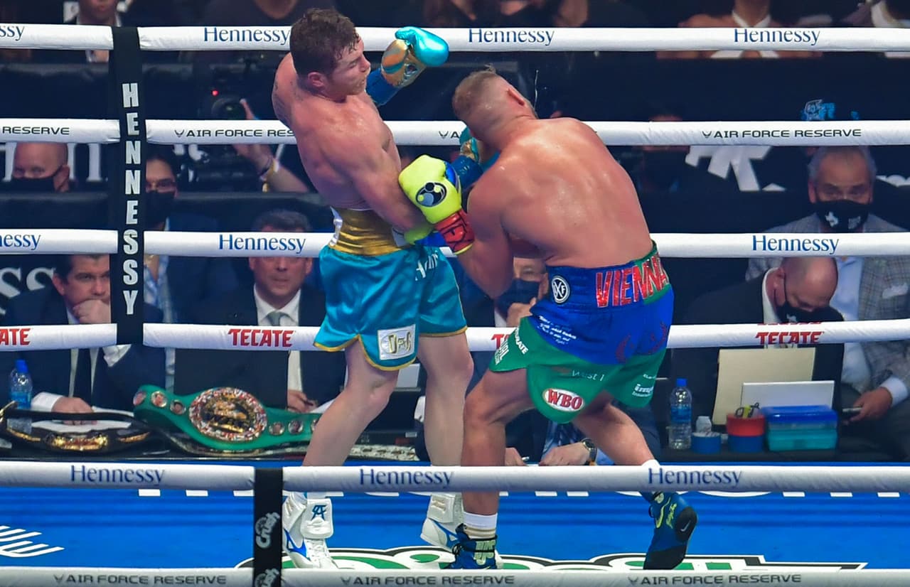 Saúl 'Canelo' Álvarez le dio una tunda al peleador británico, le cerró por completo un ojo y provocó que ya no saliera al noveno round después del castigo que recibió en 8 asaltos dominados por el mexicano.