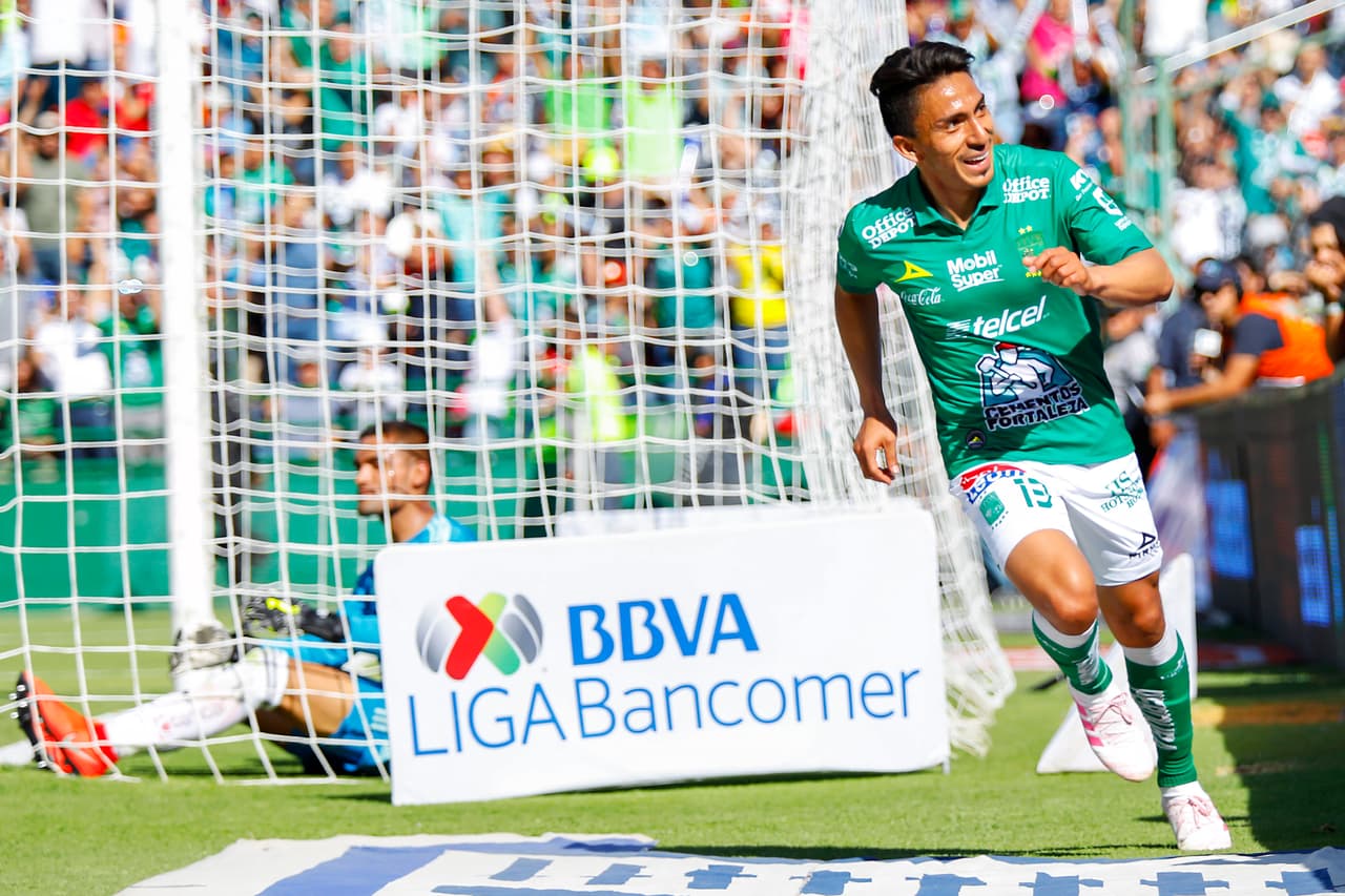 El 1-0 anotado por el ecuatoriano Ángel Mena (derecha) para León llegó al minuto 15 del partido.