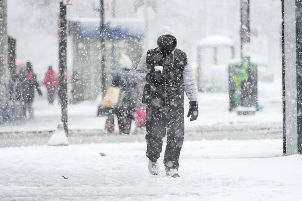 Las impactantes imágenes de la ciudad cubierta de blanco contrastaron con las afectaciones que la nevada causó.