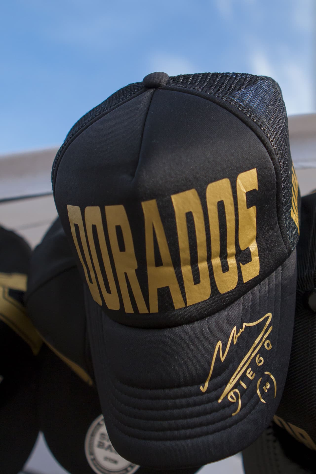 Mercancía alusiva al equipo y al nuevo entrenador del equipo local.