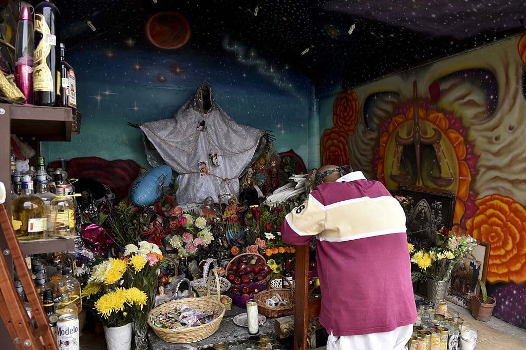 Inclusive, el Papa Francisco, durante su visita a México en 2016, 
<b><a href="http://www.eluniversal.com.mx/articulo/nacion/sociedad/2016/02/13/papa-francisco-condena-el-culto-la-santa-muerte">condenó el culto a la Santa Muerte</a></b>, diciendo que estaba preocupado por tantas personas que "exaltan las quimeras y se revisten de sus macabros símbolos para comercializar la muerte".