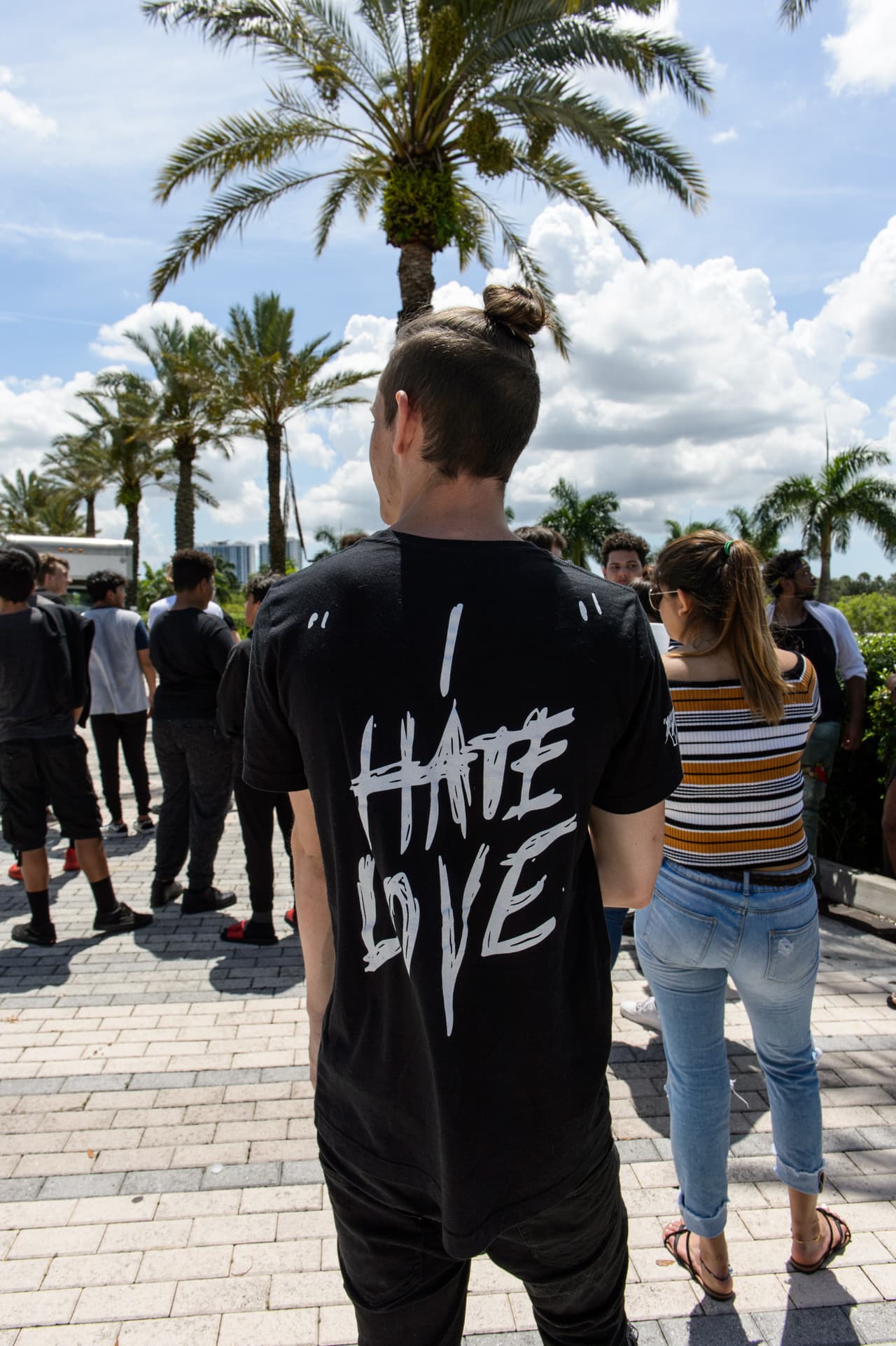 Para mantener el orden, la policía patrulló el lugar en carritos de golf, mientras que los organizadores repartieron agua a los fanáticos para paliar la sed que provocaba esperar bajo una temperatura que casi alcanzó los 90 grados.
