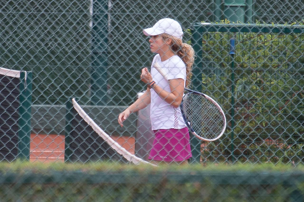 Después de un buen rato entrenando, Shaki dejó la raqueta de lado.