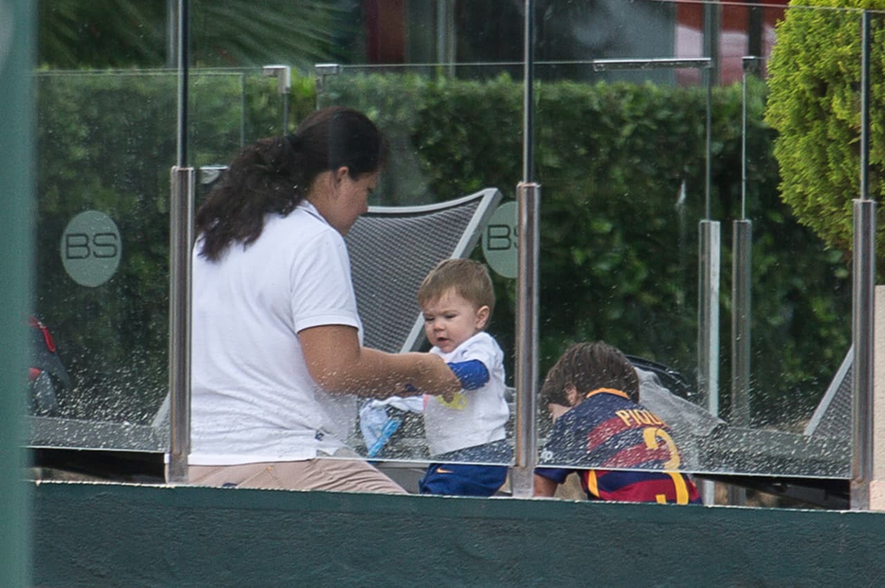 La "nanny" jugando con Sasha.