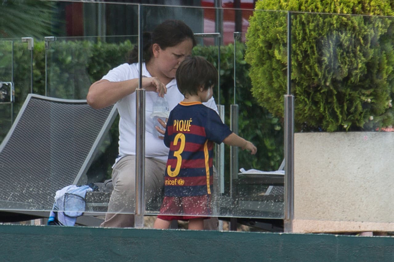 Milan con la playera de su papi.