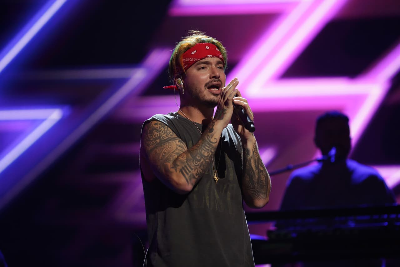 Este galán posee un gran talento musical, que derrocha en cada una de sus presentaciones.