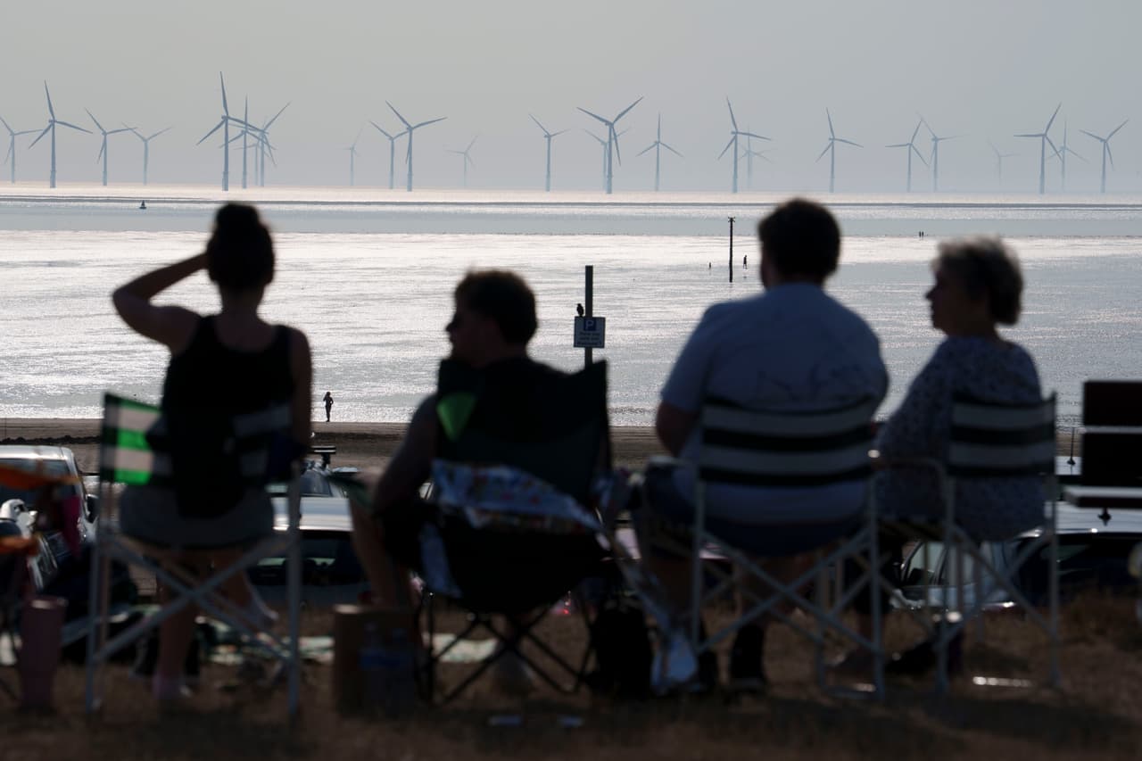 Personas se reúnen en la playa de Crosby para observar un eclipse solar parcial, cerca de Liverpool, Inglaterra, el miércoles 12 de agosto de 2026.