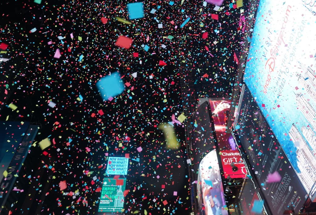 A las 12:00 am en punto, la multitud celebró con sonoros vítores y tratando de abrazar la tonelada de confeti que caía suavemente sobre ellos, mientas brillaban las pantallas gigantes con la cifra del año nuevo: 2023. 
<br>