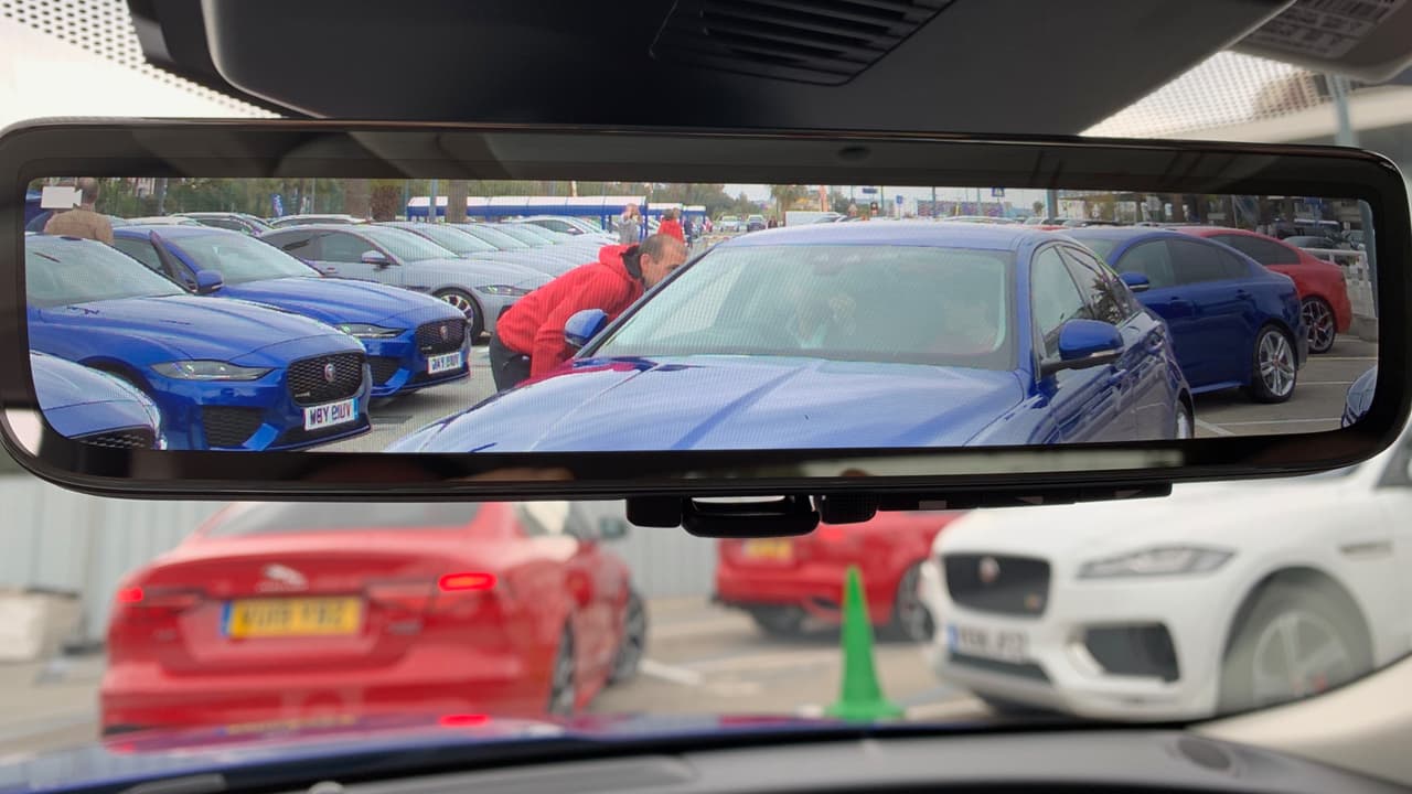 Al igual que en la
<b><a href="https://www.univision.com/carros/probamos-la-nueva-range-rover-evoque-2020">Range Rover Evoque</a></b>
<a href="https://www.univision.com/carros/probamos-la-nueva-range-rover-evoque-2020"> que probamos recientemente</a>, el espejo retrovisor del Jaguar XE 2020, puede actuar como un pantalla donde se proyecta una imagen en alta definición de angulo amplio. Preferimos esta modalidad al espejo regular, ya que no solo da un ángulo de visión mucho más amplio, sino que permite que el pasajero todos los ocupantes del vehículo vean por el espejo exactamente la misma imagen que ve el conductor.