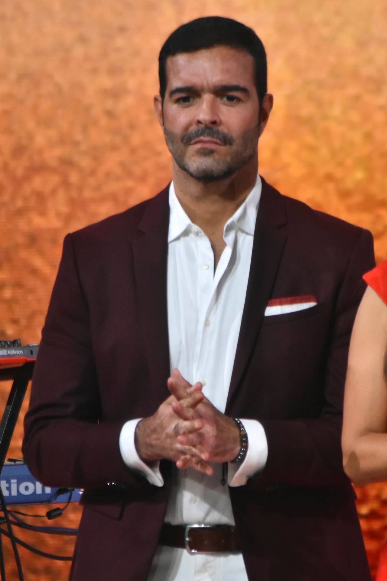 "Mis hijas ya no quieren ir con su papá, 
<b>le tienen miedo</b>, hay una orden también donde mis hijas psicológicamente hablaron diciendo una vez hace mucho, que fueron a comer con 
<b>su papá y golpeó al mesero enfrente de ellas</b>, le tienen mucho miedo a su papá, han visto como me agrede", dijo negándose a dar más detalles de sus acusaciones.
<br>