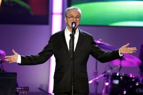 La estrella de la noche también tomó los micrófonos.