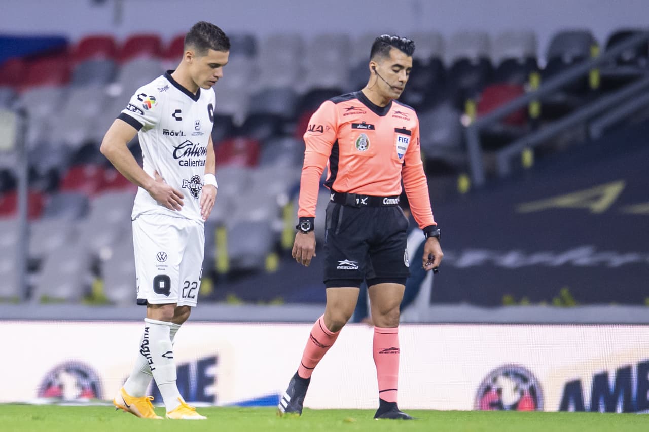 Desde los 12’ del juego, Doldán salió expulsado. Naveda (26’) marcó el primero para adelantar a las Águilas y Sepúlveda (45+1’) emparejó los cartones. En la recta final apareció Henry Martin (84’) para hacer el tanto de la victoria. Las Águilas llegaron a 13 unidades y son líderes; Gallos se quedó en 9. En la J7, América visitará al Atlas y Gallos recibirá al Puebla.