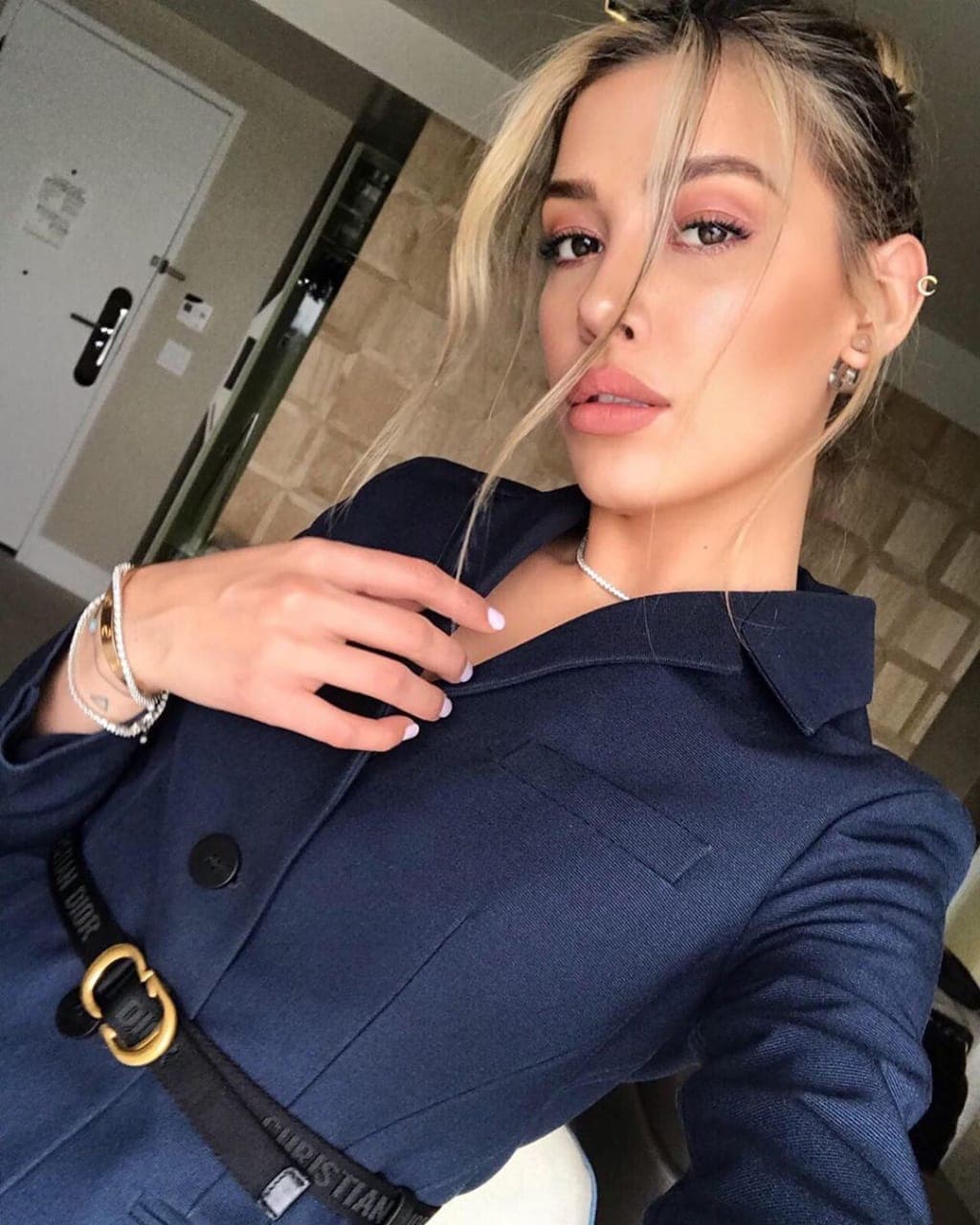 La 
<b><a href="https://www.univision.com/famosos/luis-miguel-y-sus-tres-hijos-una-historia-de-ausencias-pleitos-y-reconocimientos-tardios-fotos" target="_blank">hija de Stephanie Salas y Luis Miguel</a></b>, ambos de 50 años, admitió que sí tiene en mente ser mamá y convertir a sus famosos padres en abuelos. 
<br>