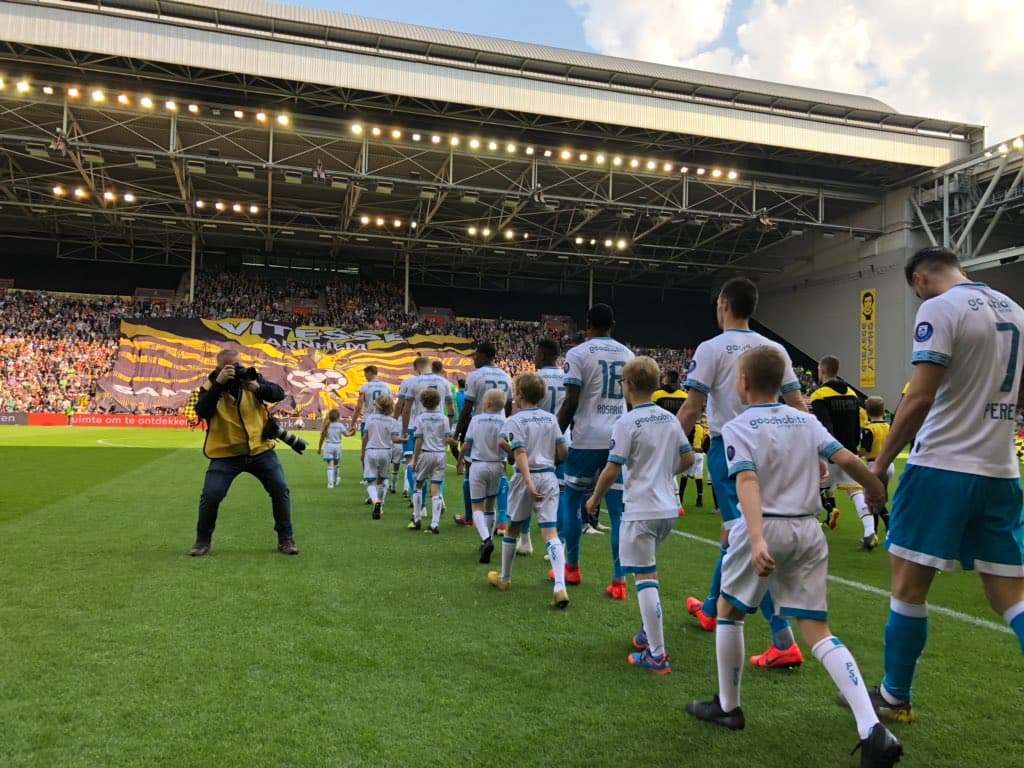 La victoria del Ajax por 4-1 sobre el Willem II ponía presión en el PSV Eindhoven en su visita al séptimo de la tabla.