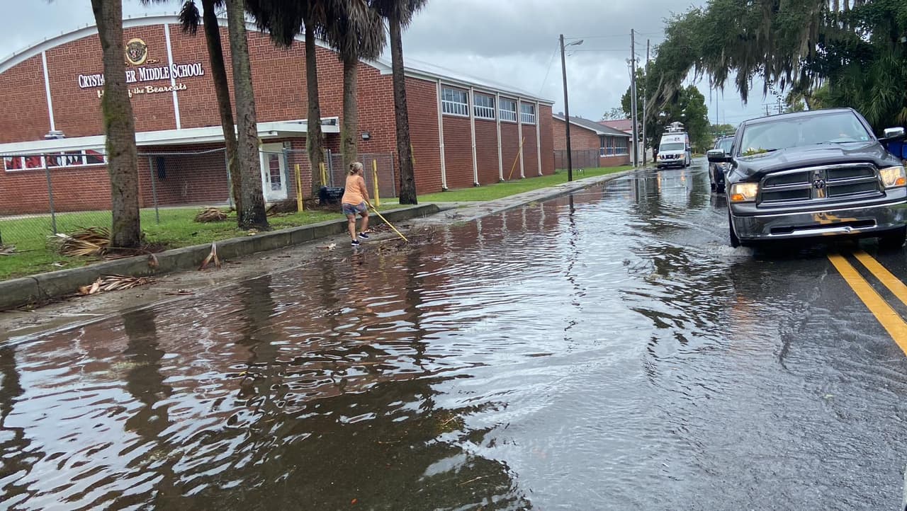En Crystal, Florida, habitantes luchan por sacar el agua y los escombros que han quedado con el paso del huracán Idalia.