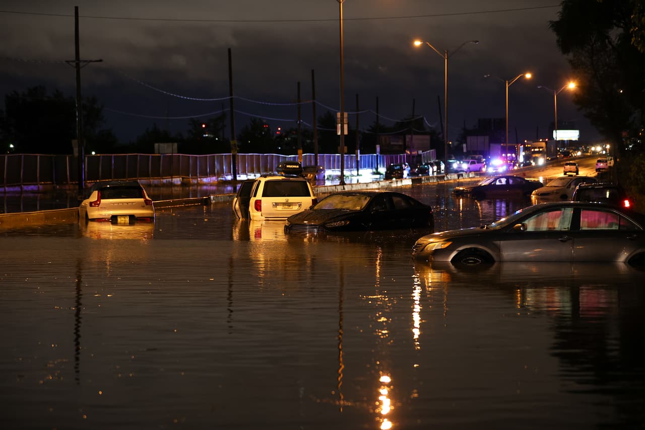 Hombre muere en su auto durante las inundaciones en Nueva Jersey mientras intentaban rescatarlo