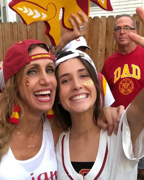 Lili tiene muy buena relación con Hannah, la hija mayor de Tacher, pues la conoce bien por la amistad que tiene con Lorencito.