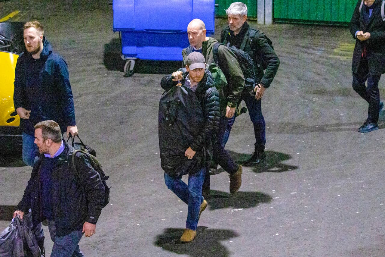 Su vestimenta era informal: unos jeans, gorra, chamarra y camiseta gris. No fue visto ni con su esposa ni con el pequeño Archie. 
<br>