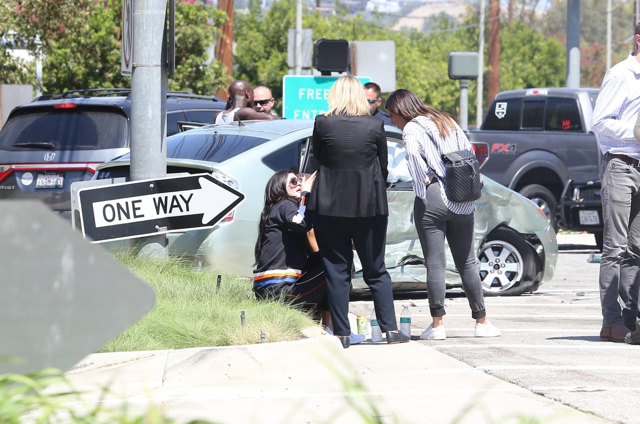 Kylie estaba tan impactada que tuvo que sentarse en la acera para recuperarse.