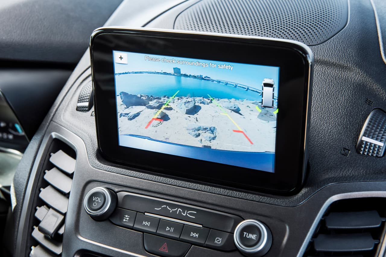 El tablero presenta un rediseño, con una
<b> pantalla táctil de 6.5 pulgadas </b>y, como se puede ver en esta imagen, la Ford Transit Connect Wagon 2019 cuenta con cámara de reversa.