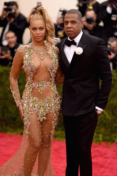 Boquiabiertos dejó a todos Beyoncé con este vestido que dejó al descubierto lo mejor de su figura. Siempre estuvo flanqueada de su JZ.