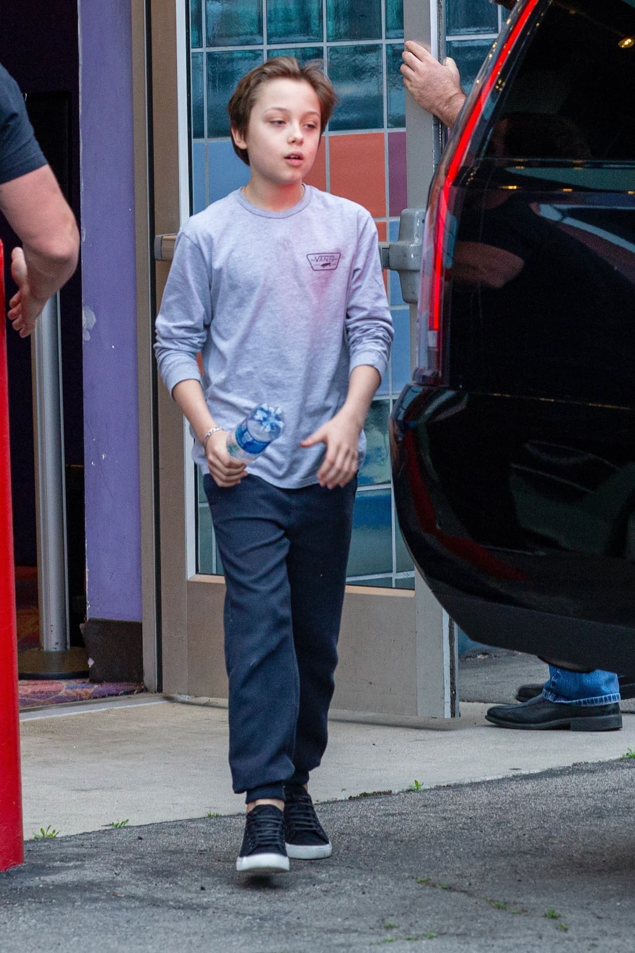 Además, agregó que los tres hermanos, 
<b><a href="https://www.univision.com/entretenimiento/disparejas/el-fbi-interrogo-a-angelina-jolie-y-a-sus-hijos-sobre-el-altercado-entre-brad-pitt-y-maddox">Maddox</a></b>, Pax y Knox (en la foto) estaban allí para sus hermanas, solidarios.