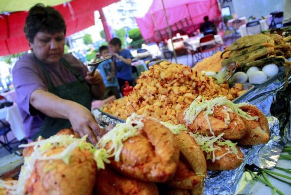 Nuestra siguiente recomendación son los pambazos. Se trata de un platillo que data de la época colonial y consiste en un pan relleno de verduras y chorizo y que se baña en salsa de chile guajillo.